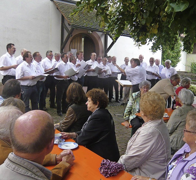 Aufmerksame Zuhrer hatte der Gesangve...Raitbach im Freien und in der Kirche.   | Foto: klaus brust