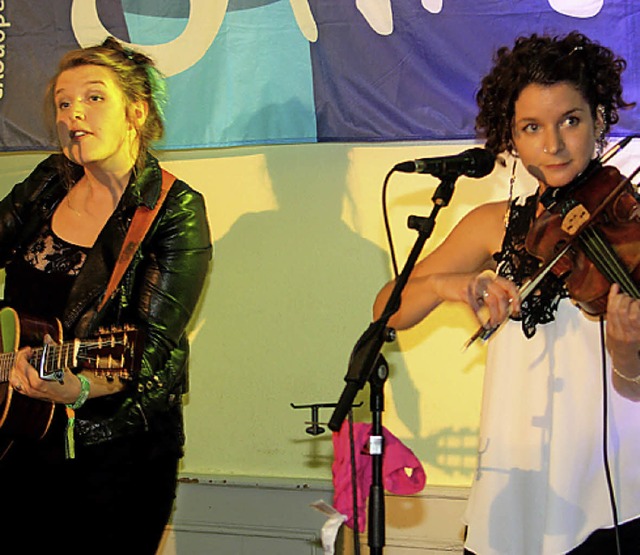 Lucy Ward und Anna Esslemont beim Auftritt im Lwen.   | Foto: Fabry