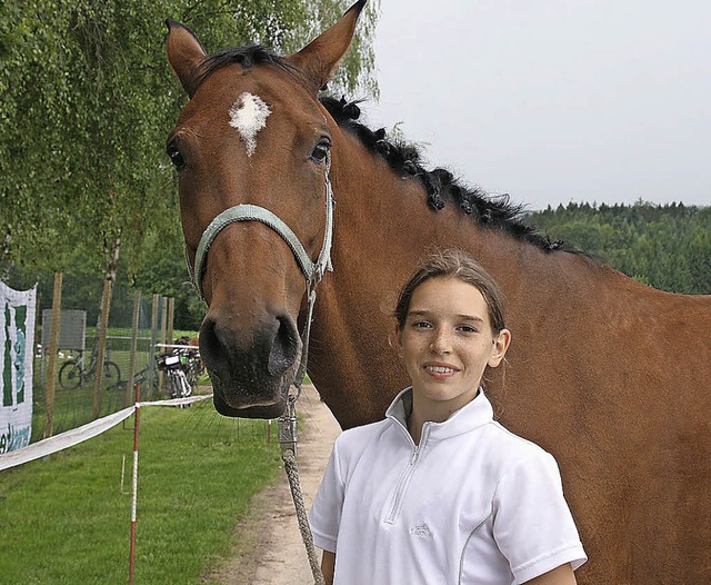 Ungewhnliches Duo: Alina (13) reitet die junge Stute Cira (6). Foto: Ines Bode  | Foto: Ines Bode