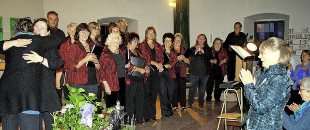 Applaus: Mit Blumen bedankten sich die...nzert bei Dirigentin Bernadette Bll.   | Foto: Gerd Sutter