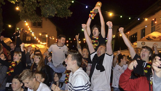 Weltpokal und WM auch auf dem Wrthplatz: Jubel nach dem spten Siegtor.   | Foto: Bernd Fackler