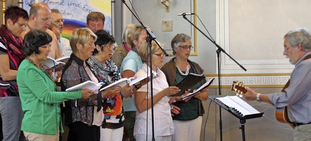 Der Familienchor um Dirigent  Roland L...fest   mit modernen Kirchenliedern.     | Foto: Charlotte Frse