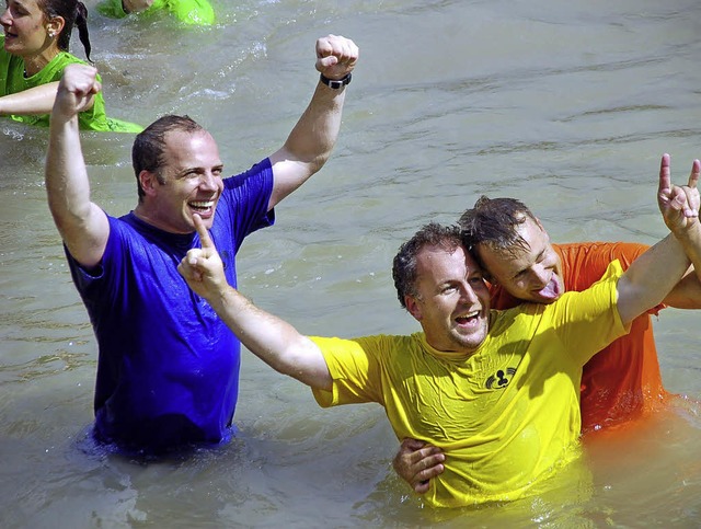 So sehen Sieger aus: Das Team &#8222;T...h dem Sieg im Mixed freiwillig baden.   | Foto: Hildegard Siebold