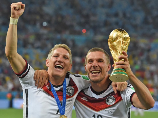 Zwei Freunde mit Pokal: Bastian Schweinsteiger und Lukas Podolski (von links).   | Foto: dpa