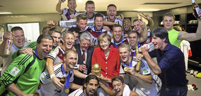 Bundeskanzlerin Angela Merkel und Bund...uck feiern mit der Nationalmannschaft.  | Foto: dpa