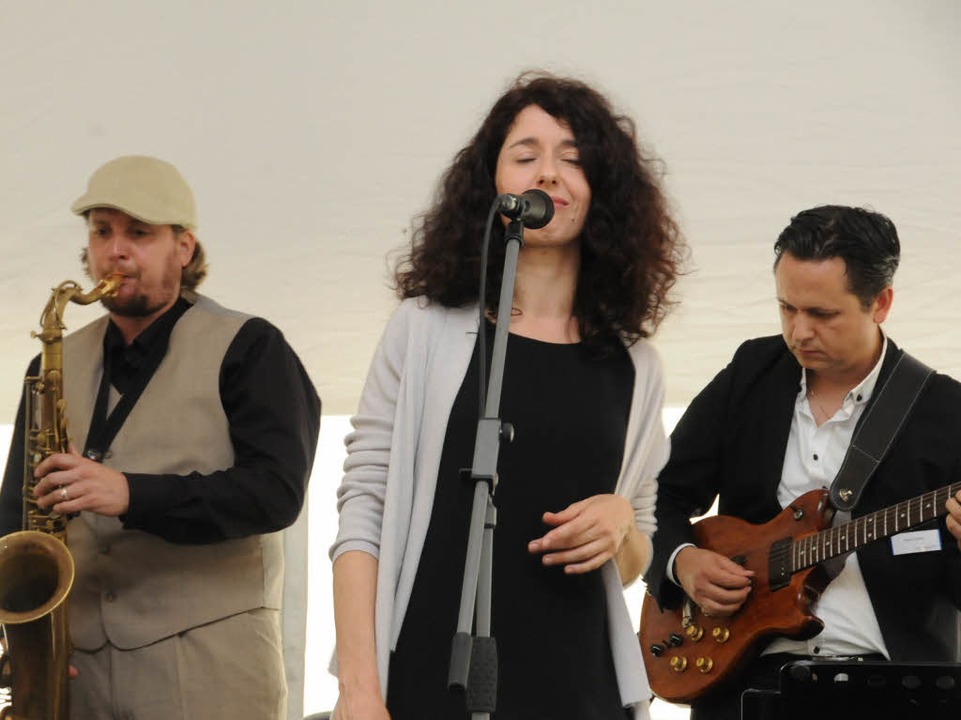 Unternehmensdaten nach Noten: Die Jazzband 4Fun bei ihrem Auftritt im Festzelt  | Foto: Robert Bergmann