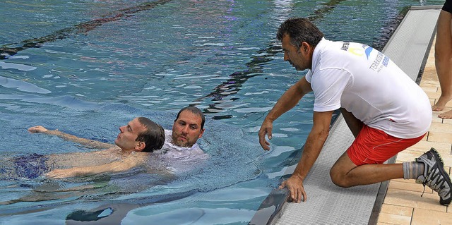 Bei der Rettungsbung arbeiteten das A...al des Bades und das DRK Hand in Hand.  | Foto: Schimanski