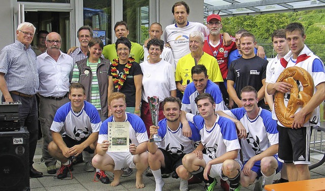 Das Siegerteam aus Elzach sowie die Ve...isationsteam des Hauses St. Katharina.  | Foto: Helmut Hassler