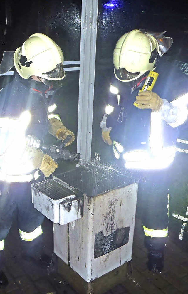 Zum Glck blieb&#8217;s dank Feuerwehr beim verkohlten Mlleimer als Schaden .   | Foto: FW Elzach