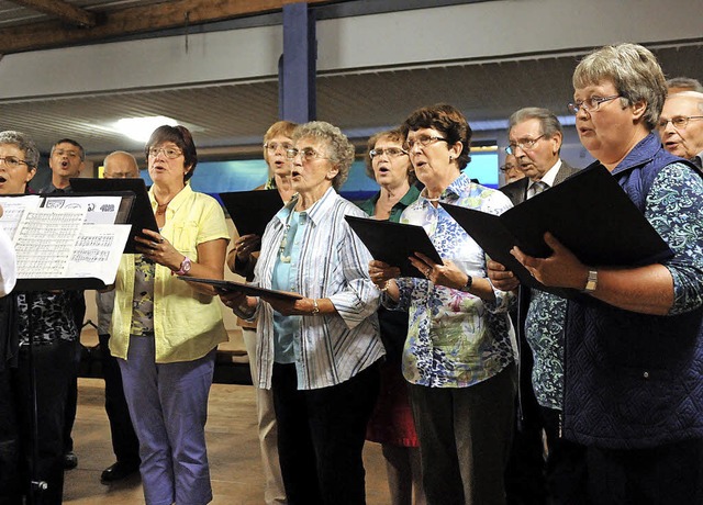 Gratulierte dem MGV ebenfalls mit Gesang: der katholische Kirchenchor.  | Foto: wolfgang knstle