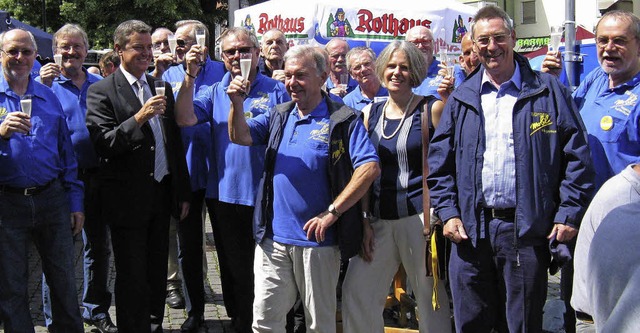 Hoch soll er leben! Die Vereinsmitglieder stoen an.   | Foto: D. Mller-Barbian