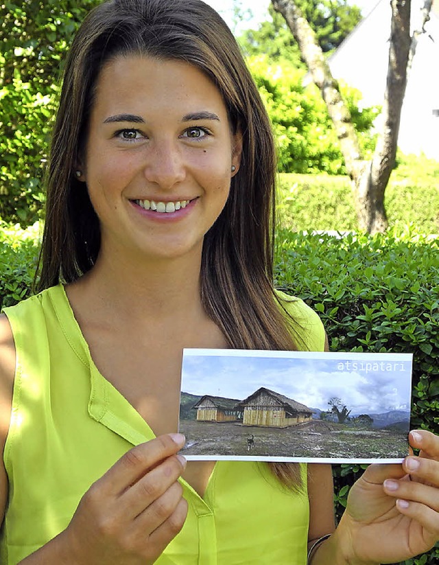 Agnetha Gtz mit einem Bild der Schule in Peru.   | Foto: Sophia Hesser