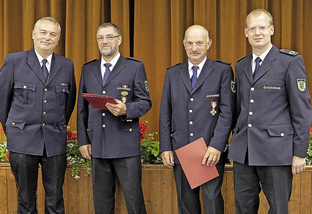 Der stellvertretende Kreisbrandmeister... Thomas Finis gratulierte (von links).  | Foto: schladebach