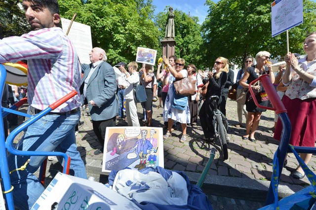 Demo gegen die Bettensteuer auf dem Rathausplatz  | Foto: Rita Eggstein