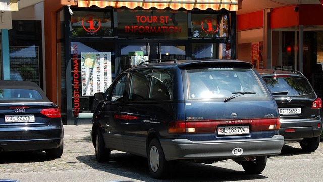 Autos mit Schweizer Kennzeichen werden...tbild prgen, glauben die  Hndler.     | Foto: Frey