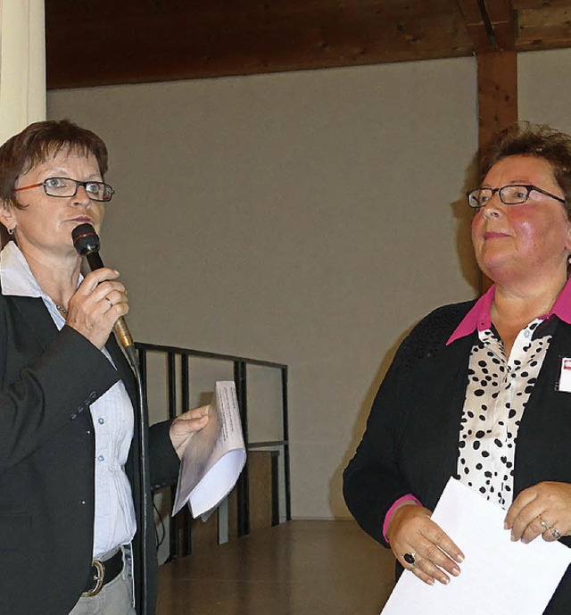 Anneli Ahnert (rechts) im Gesprch mit...rinnen in der Pfarrgemeinde Rheinheim.  | Foto: marchlewski