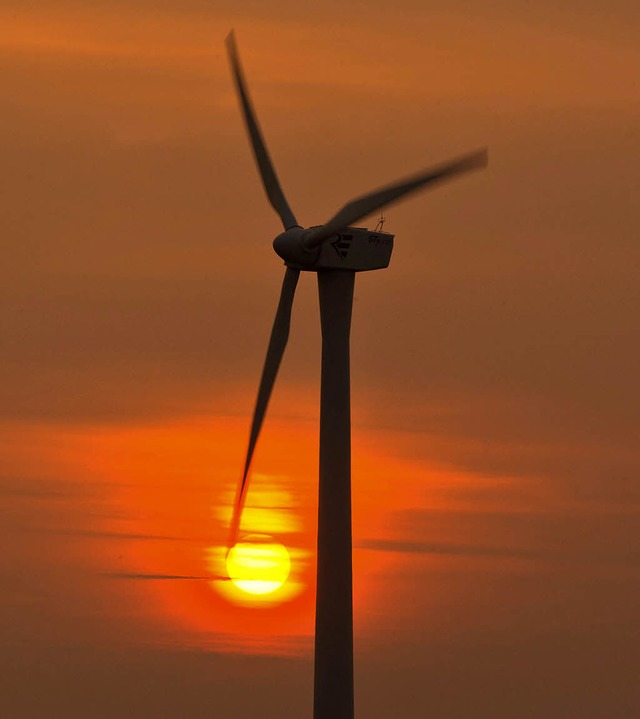 Die Abenddmmerung, die die Windkraft ...nun zu einer neuen Morgenrte werden.   | Foto: dpa