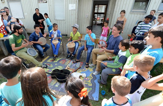 Was sie musikalisch drauf haben, zeigt...s beim Sommerfest im Flchtlingsheim.   | Foto: rita eggstein