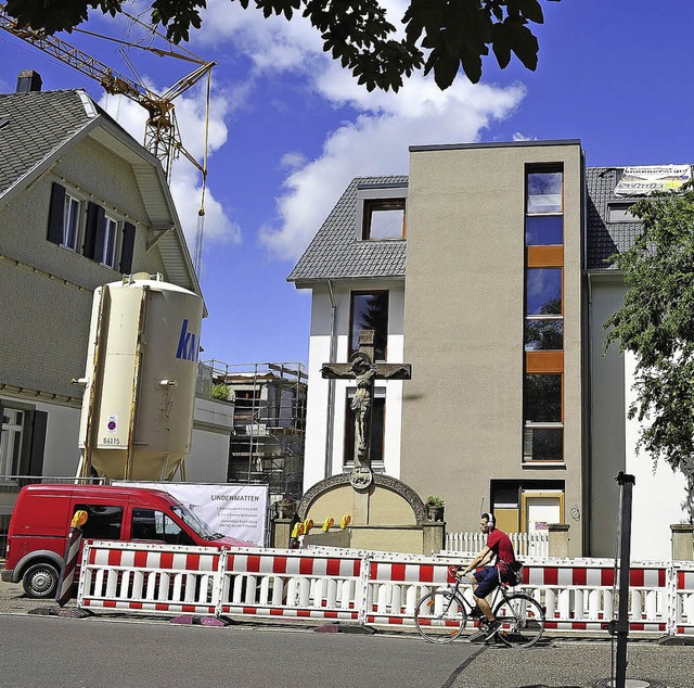 Ein Stockwerk mehr als die anderen Hu...eser Neubau in der Lindenmattenstrae.  | Foto: Thomas Kunz