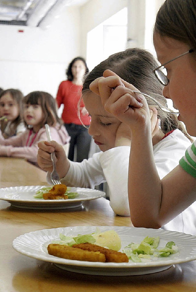 Das gemeinsame Mittagessen gehrt zum Konzept der Ganztagspdagogik.   | Foto: dpa
