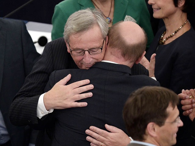 Jean-Claude Juncker Wange an Wange mit... dem Prsidenten des Europaparlaments   | Foto: AFP