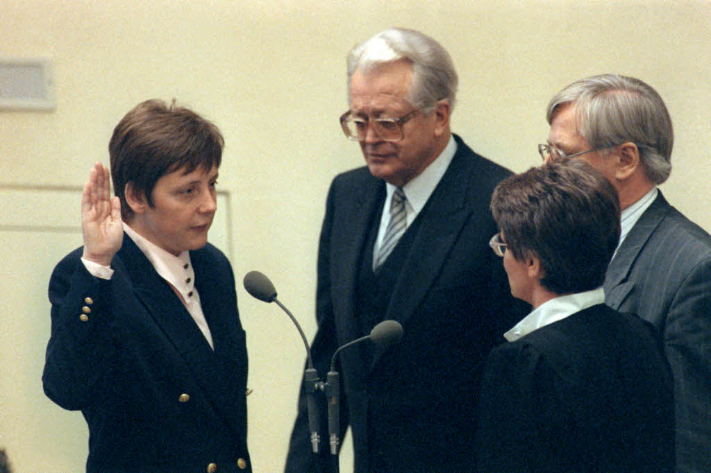 Im Januar 1991 wird die diplomierte Physikerin und Vizesprecherin der letzten DDR-Regierung  unter Bundeskanzler Helmut Kohl (CDU) mit 35 Jahren Bundesministerin fr Frauen und Jugend.