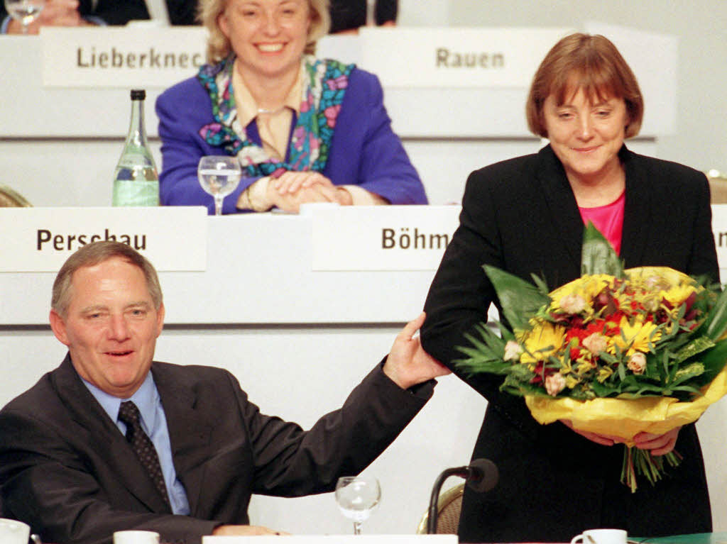 1998 erzielen CDU und CSU mit 35,2 Prozent das schlechteste Ergebnis seit 1949. Merkel wird  im November CDU-Generalsekretrin unter Partei- und Fraktionschef Wolfgang Schuble.