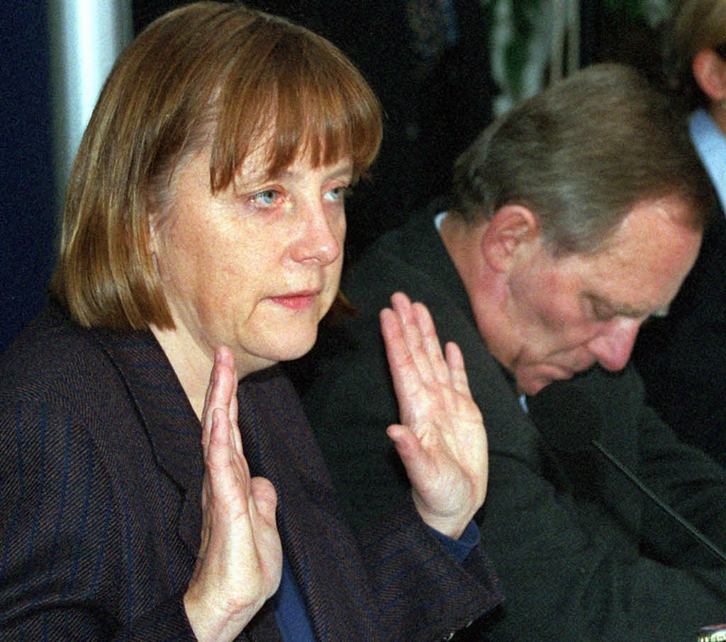 Im  Dezember 1999 fordert Merkel ihre Partei angesichts der Parteispendenaffre auf, sich von Altkanzler Kohl zu lsen - ihrem Zieh- und bervater.