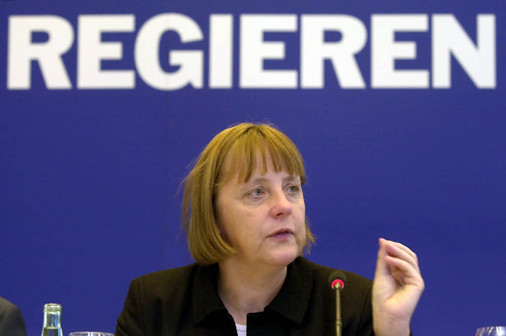 Im Jahr 2000 tritt Schuble wegen der CDU-Spendenaffre zurck. Merkel  rckt im April auf den Chefposten der CDU - als erste Frau berhaupt.