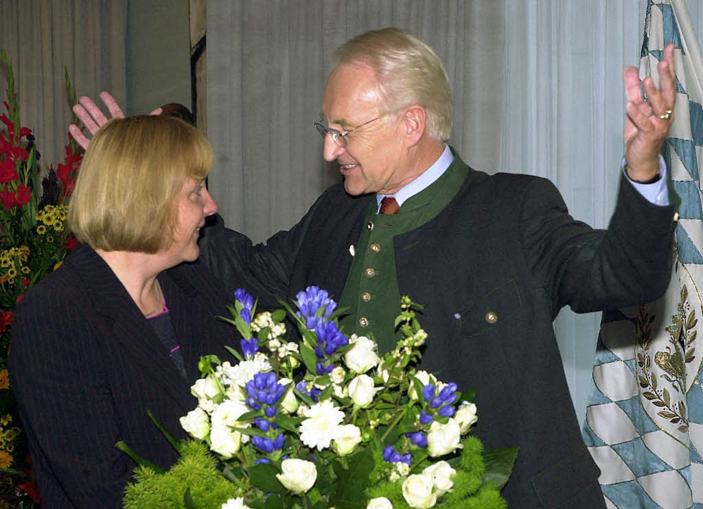 Im Jahr 2002 verzichtet  Merkel im Januar nach langem Tauziehen zugunsten von CSU-Chef Edmund Stoiber auf die Kanzlerkandidatur. Im September gewinnt die rot-grne Koalition knapp die Bundestagswahl.