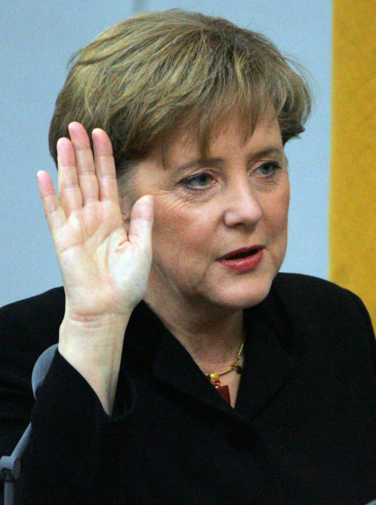 Im November 2005 wird Merkel als Bundeskanzlerin einer groen Koalition vereidigt.