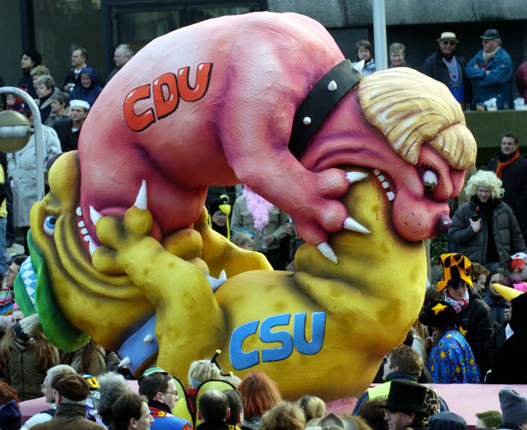 Zwei Pappfiguren beim Rosenmontagszug 2005 in Dsseldorf zeigen die CDU-Vorsitzende Angela Merkel und den CSU-Vorsitzenden Edmund Stoiber als Hunde, die sich selbst zerfleischen. Damit wurde auf die Querelen der beiden Parteien hingewiesen.