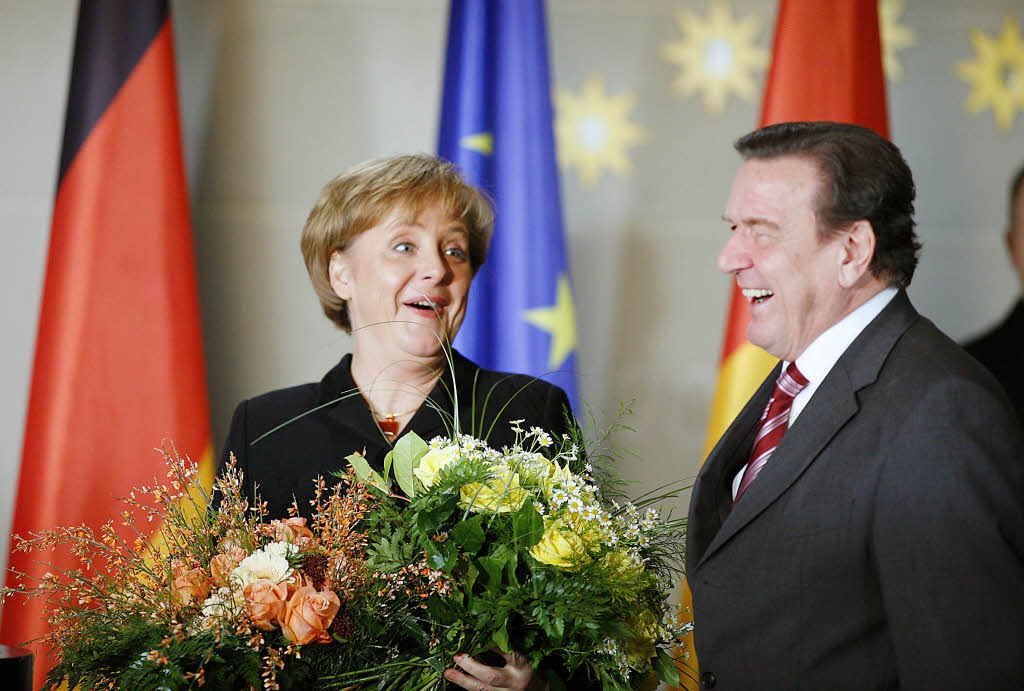 Bei der Wahl im September 2005  verpasst die Union den angestrebten Machtwechsel zu Schwarz-Gelb. CDU und SPD erhalten beide 38,5 Prozent der Stimmen.