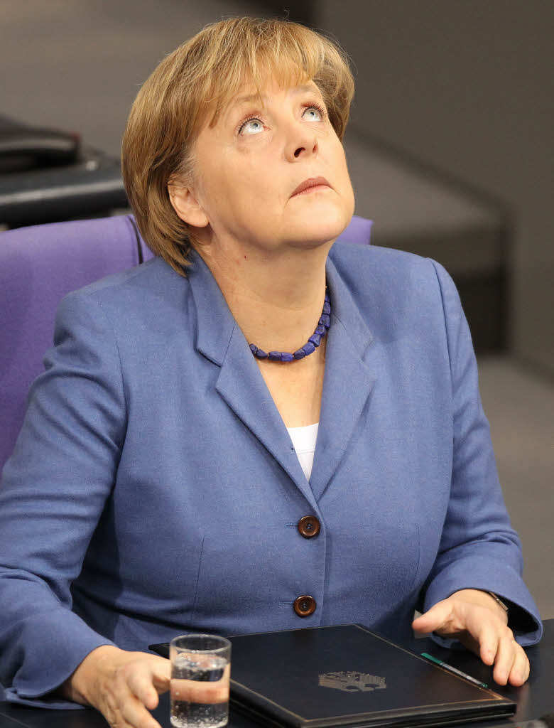Die grte Herausforderung fr Merkels Koalition ist der Ausbruch der internationalen Finanzkrise. Merkel und der damalige Finanzminister Peer Steinbrck (SPD) versichern: Die Sparbcher in Deutschland sind sicher. Die Brger plndern ihre Konten nicht. Die Lage bleibt ruhig.