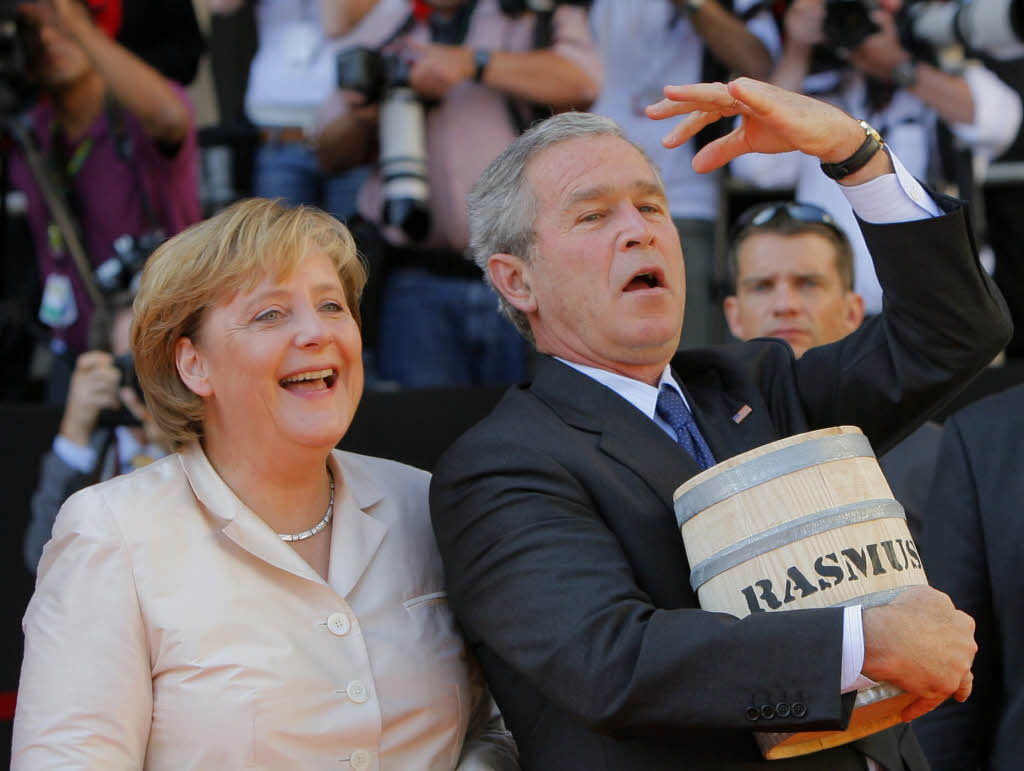 Die Mnner in Merkels politischem Leben: George W. Bush kommt immer gerne nach Deutschland, hier sind beide im Jahr 2006 in Stralsund. In den USA heit es, er schtze Merkel sehr - trotz mancher politischer Differenzen, wie in der Klimapolitik.