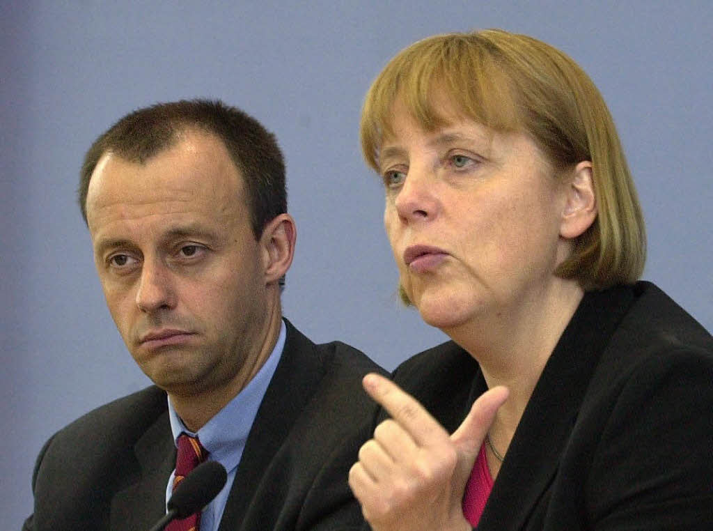 Merkel macht Politik nicht anders als Mnner. Sie kann genauso eisern, khl und emotionslos sein, wie Mnner erlebt werden. Hier ist sie 2001 mit dem Vorsitzenden der CDU/CSU-Bundestagsfraktion, Friedrich Merz, zu sehen. Den Konkurrenten  aus der Union stellt sie spter gekonnt kalt.