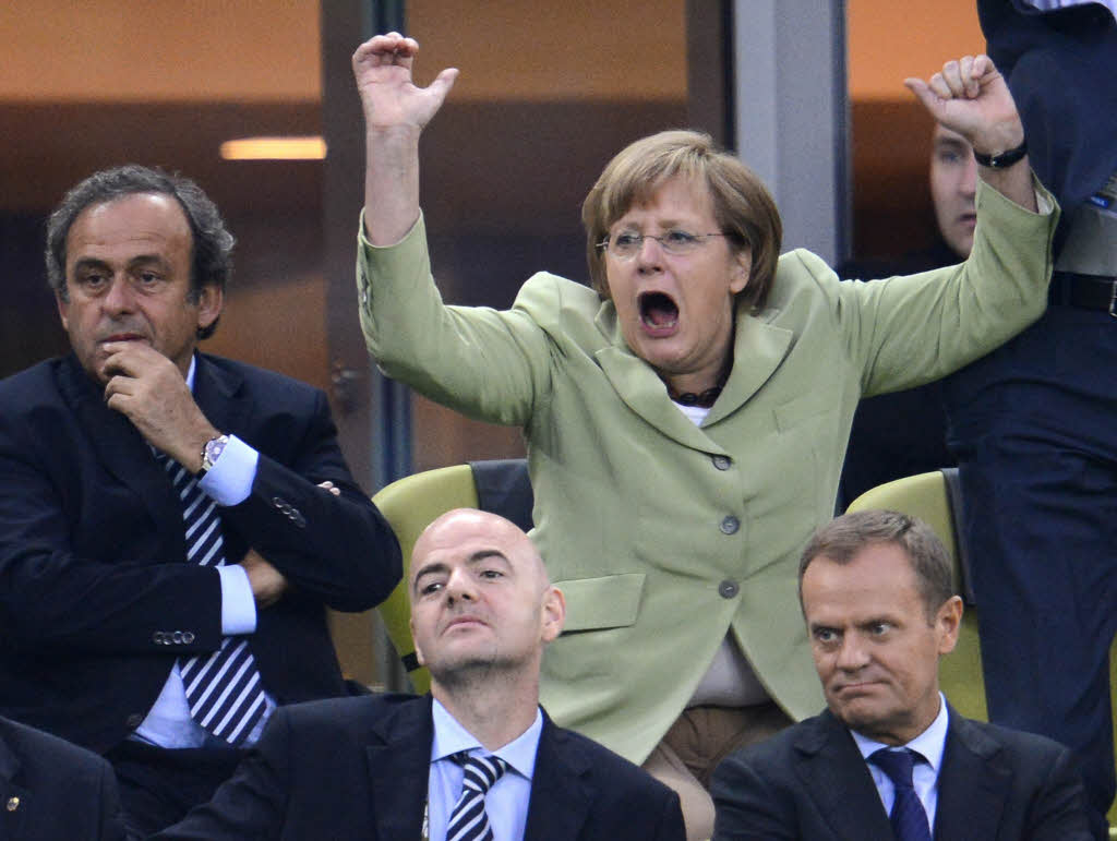 Im Dezember 2012 wird Merkel zum sechsten Mal als CDU-Vorsitzende besttigt - mit knapp 98 Prozent, ihrem bisher besten Ergebnis. In diesem Jahr entpuppt sie sich zudem als treuer Fan der deutschen Nationalmannschaft bei der EM - ihre Jubelbilder gehen um die Welt.