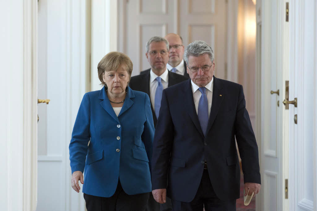 ...stimmt Merkel dem Vorschlag von SPD, Grnen und FDP zu, Joachim Gauck als Kandidaten fr das Prsidentenamt aufzustellen.