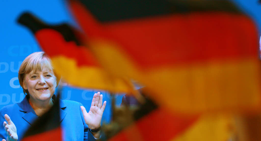 Bei der Bundestagswahl im September 2013 gewinnen CDU und CSU, aber der bisherige Partner FDP schafft es nicht mehr ins Parlament. Die Union bildet mit der SPD erneut eine groe Koalition. Im Dezember wird Merkel zum dritten Mal Kanzlerin.