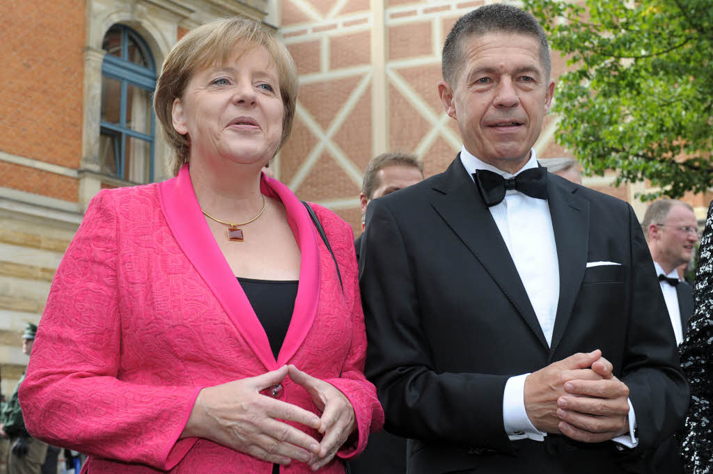 Angela Merkel und ihr zweiter Ehemann Joachim Sauer. Die beiden lernten sich  1984 an der Akademie der Wissenschaften der DDR kennen. Sauer ist  Quantenchemiker. 1998 heirateten die beiden. Das Ehepaar hat keine gemeinsamen Kinder, Sauer brachte aber zwei Shne aus erster Ehe mit in die Partnerschaft.