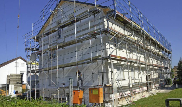 Das Mehrfamilienhaus in der Blumenstra...d Frdermglichkeiten zu informieren.   | Foto: Gerhard Walser