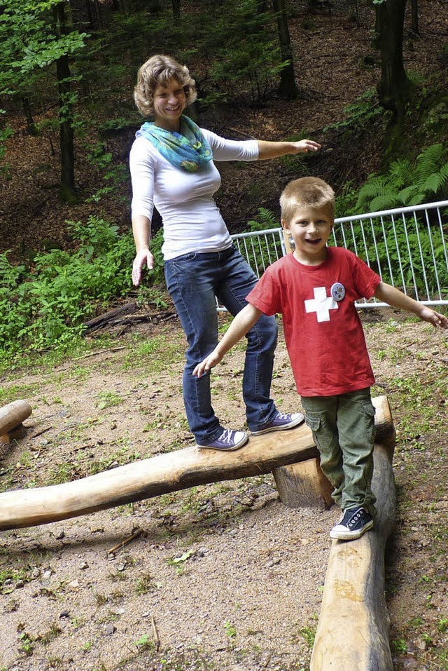 Sonja Brkle balanciert mit ihrem Sohn...ndweg ldt zu Sport und Bewegung ein.   | Foto: Cornelia Weizenecker