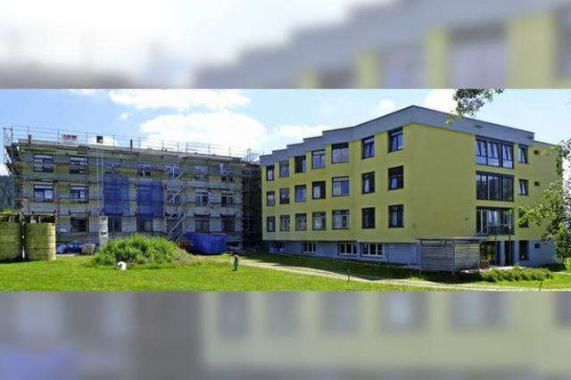 Fassade der Helios-Klinik wird gelb