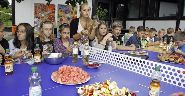 Gemeinsam wurde gegessen beim Projekt des Jugendgemeinderates.   | Foto: Heidi Fssel