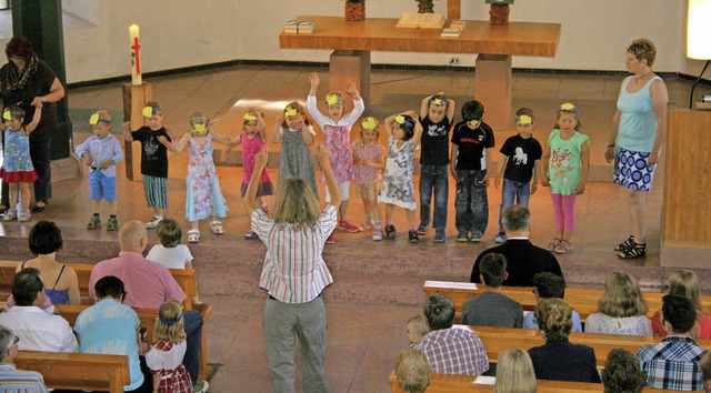 Die Kindergartenkinder singen das Sternenkinderlied.   | Foto: Gerd Sutter