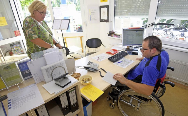 Menschen mit Behinderung stoen am Arbeitsplatz oft noch auf  Schwierigkeiten.   | Foto: dpa