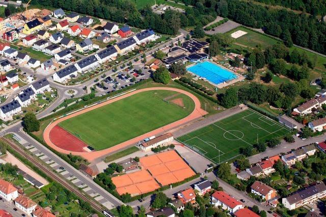 2811 Rote Karten fr eine Oberfeldstadion-berbauung