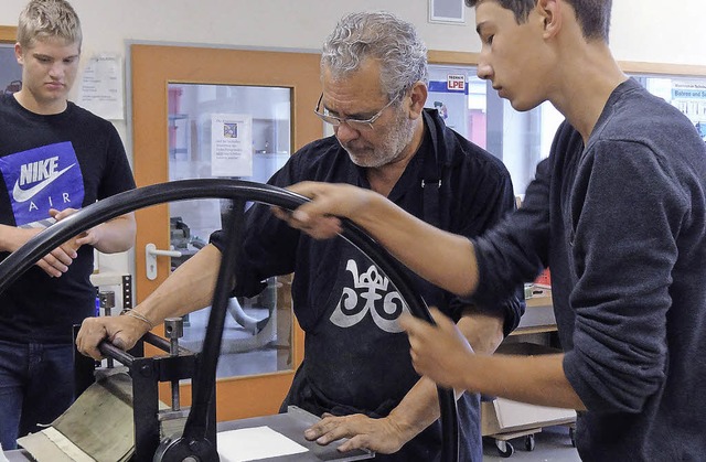 Rmy Bucciali erklrt den Schlern die Druckpresse.   | Foto: Privat