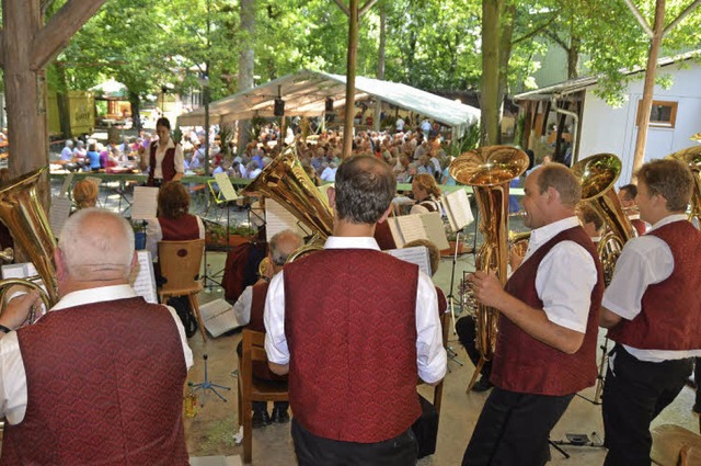 Znftige Blasmusik gehrt zum Waldfest... Tanz mit der Partyband  Halbtrocken.   | Foto: Roland Vitt