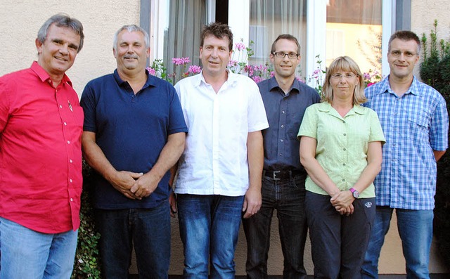 Der Mrkter Ortschaftsrat mit dem knf...ne Stterlin und Uli Weber (von links)  | Foto: SEDLAK